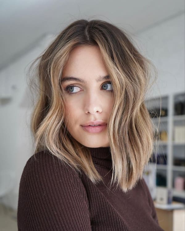 Chic Wavy Bob with Full Highlights